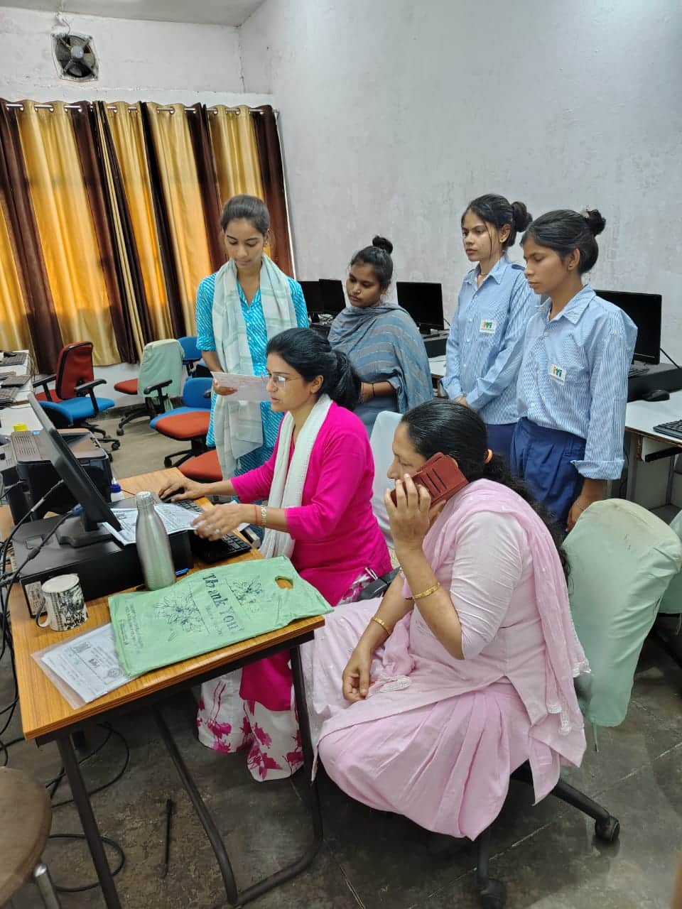 आईटीआई में प्रवेश के लिए ऑनलाइन आवेदन प्रक्रिया पूरी करते विद्यार्थी। संवाद