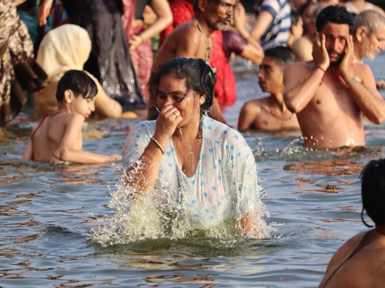 आस्था की डुबकी लगाती श्रद्धालु। 