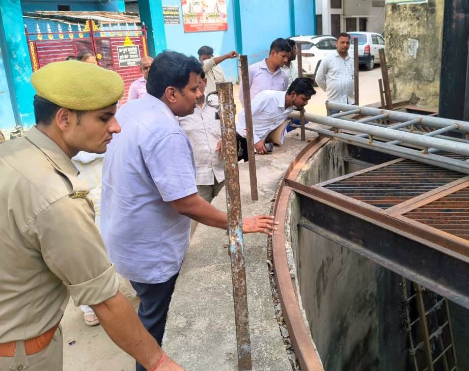 आवास विकास में सीवर लाइन का निरीक्षण करते डीएम। संवाद