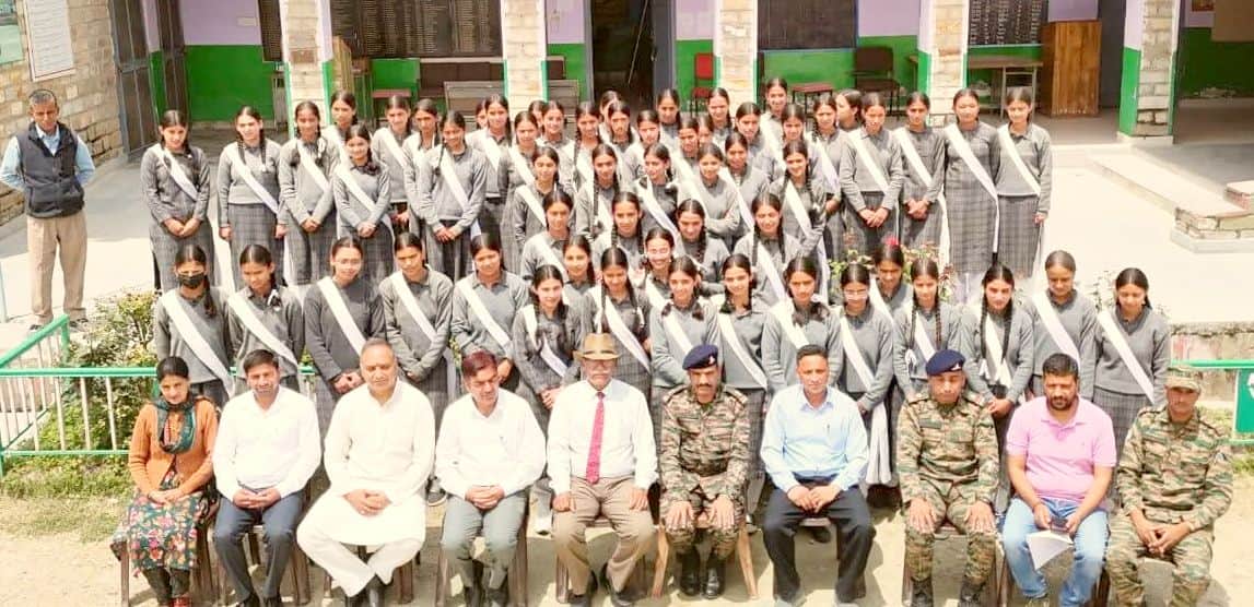 अरसू स्कूल में आयोजित जागरूकता कार्यक्रम में मौजूद सेना के अधिकारी, शिक्षक और विद्यार्थी। स्रोत
