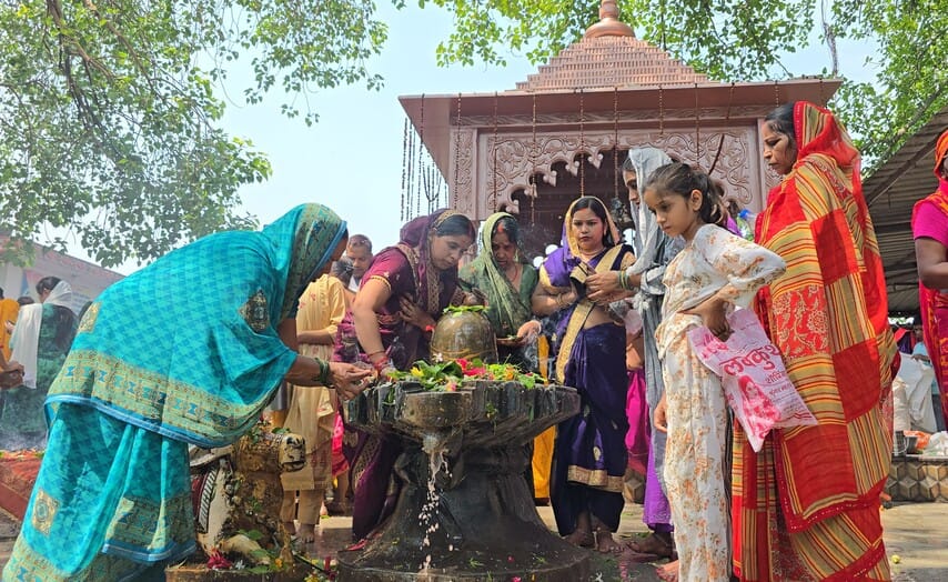 On the new moon, devotees took a holy dip and performed water offerings to Shiva.