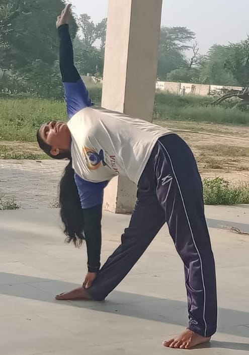 Trikonasana yoga helps strengthen the muscles.