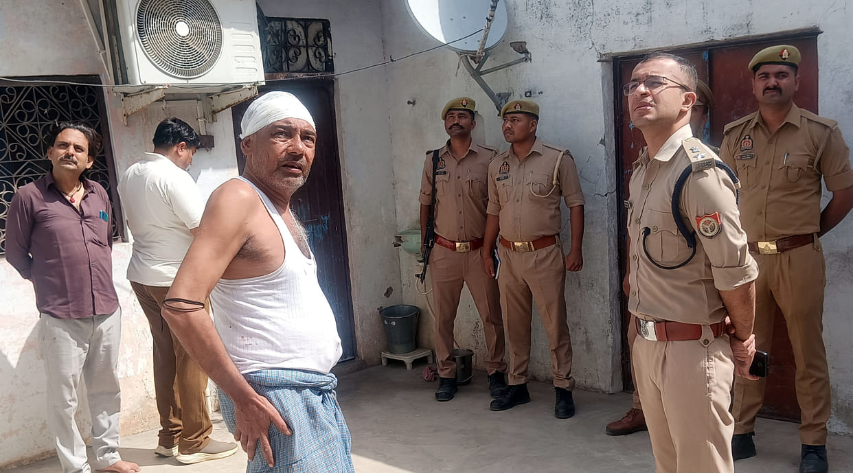 Armed miscreants raid bullion trader's house; loot cash and jewelry.