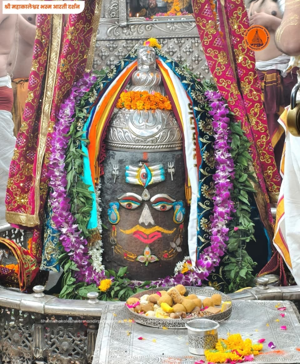 Baba Mahakal Awakens at 4 AM for Devotees: Bhasma Aarti Adorned with 'Ram Naam' Bilva Leaves