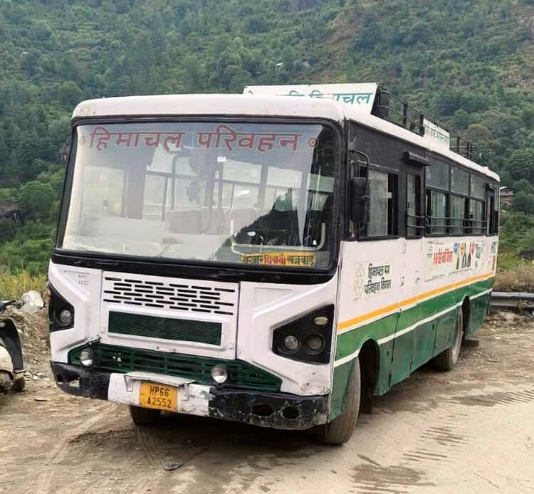 Bus en route from Banjar to Sajwar breaks down; passengers stranded.