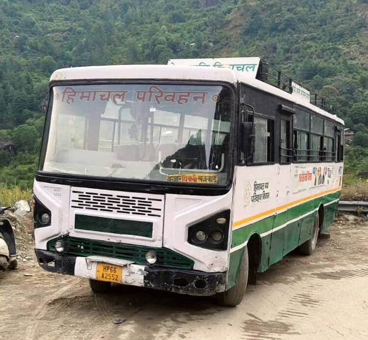 बंजार के सजवाड़ के  समीप खराब हुई एचआरटीसी की बस।-संवाद