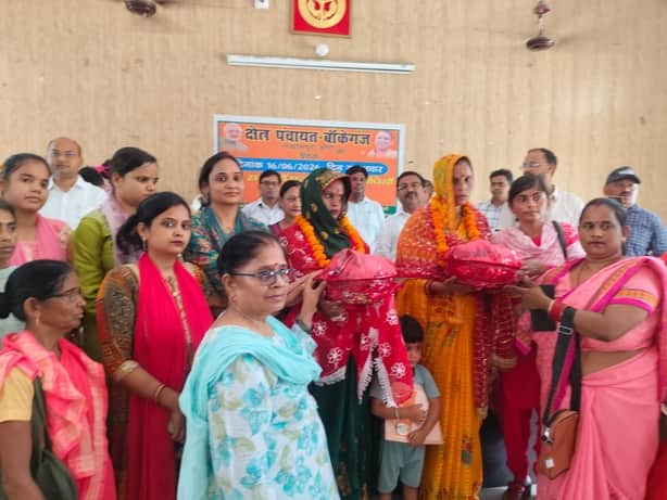 बांकेगंज क्षेत्र पंचायत की बैठक में विभाग की ओर से गर्भवती महिलाओं की भरी गई गोद। संवाद