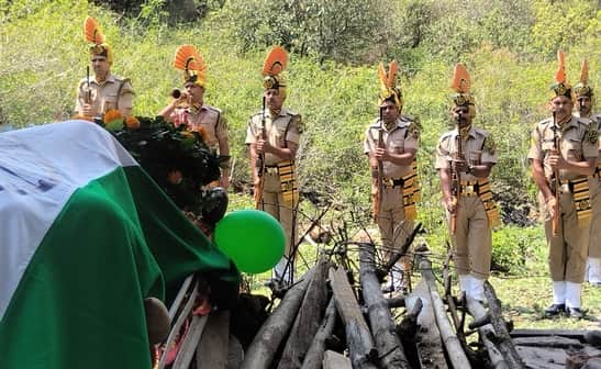 बरियाल के श्मशाघाट पर जीवन कुमार के पार्थिव शरीर को अंतिम सलामी देते आईटीबीपी जवान। -संवाद