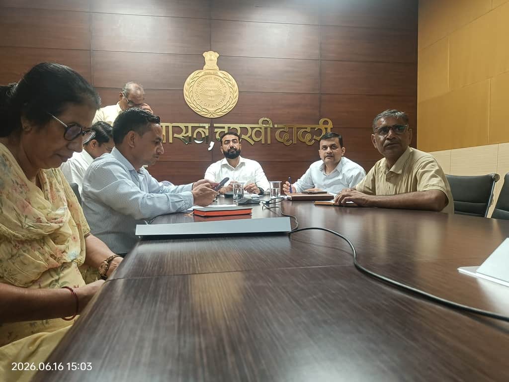 बैठक में मौजूद अधिकारी।