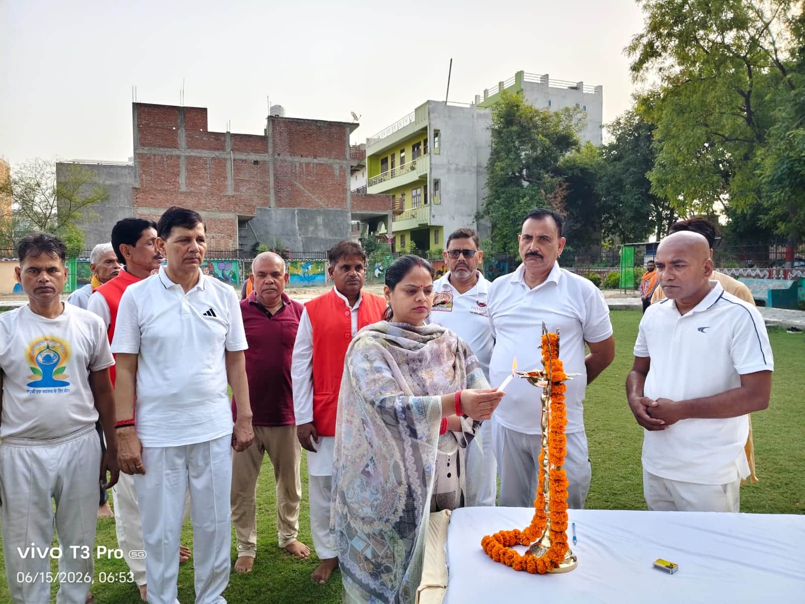 बोद्व वाटिका में योग सप्ताह का शुभारंभ करती हुई जिला पंचायत अध्यक्ष कल्पना सोनकर व अन्य। स्त्रो