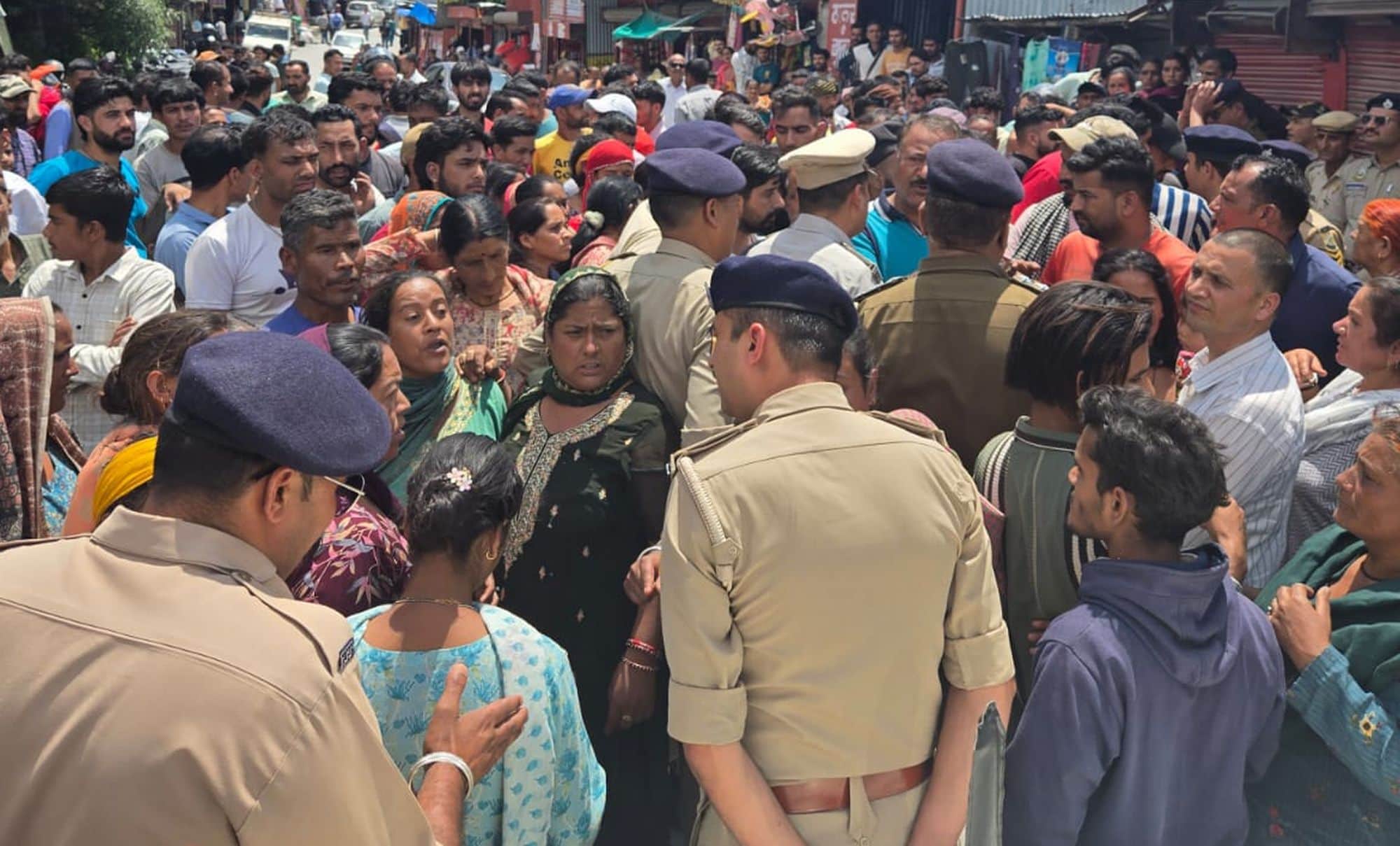 चंबा के कल्हेल हत्याकांड को लेकर भंजराडू बाजार में चक्का जाम के दौरान लोग।संवाद