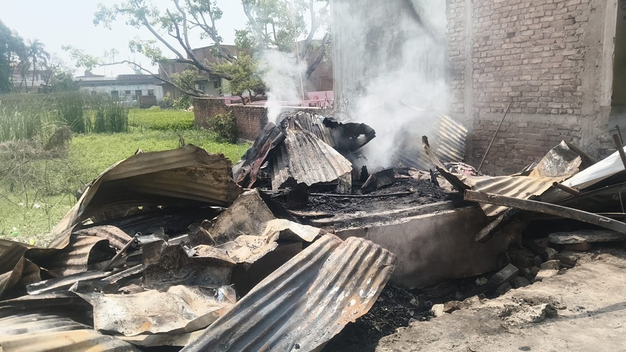 Fire breaks out in two shops due to a short circuit.