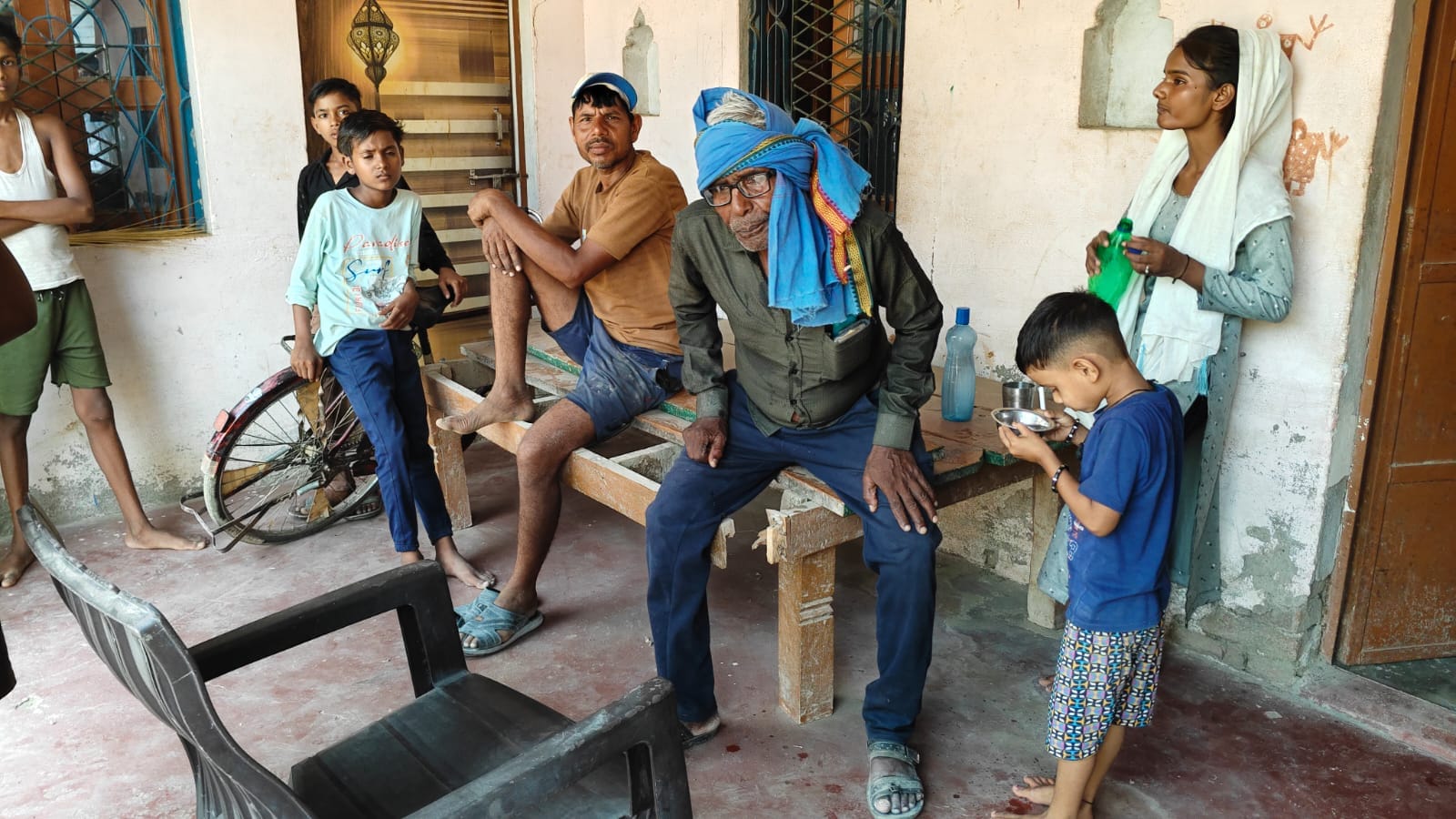 छत्तूपुर गांव में मृतक राम नरेश के घर में मौजूद परिजन। संवाद