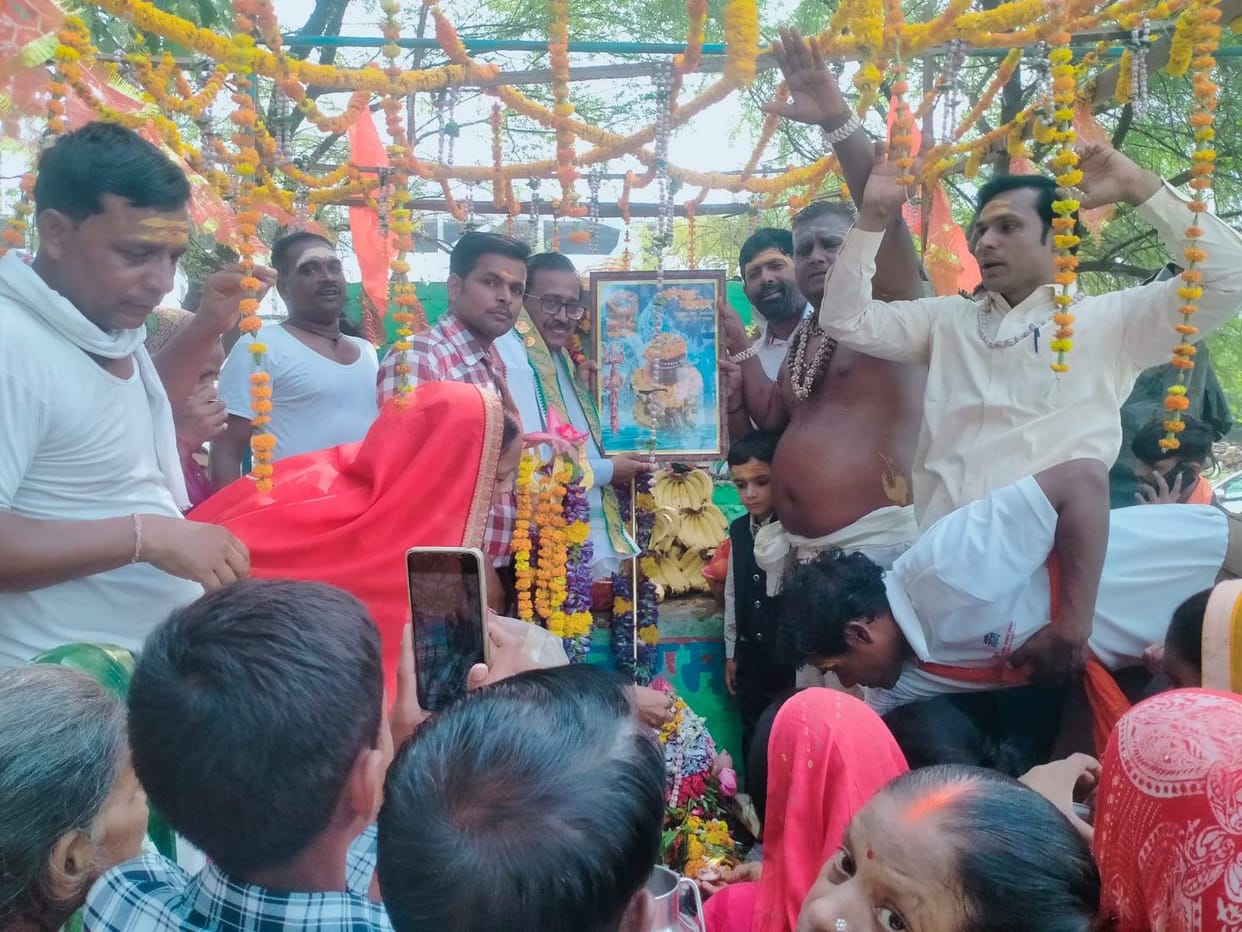 Twenty-one women arrived with 51 kg of fruit, 11 kg of sweets, and 1.25 kg of dry fruits; the Shivling was adorned with grand decorations.