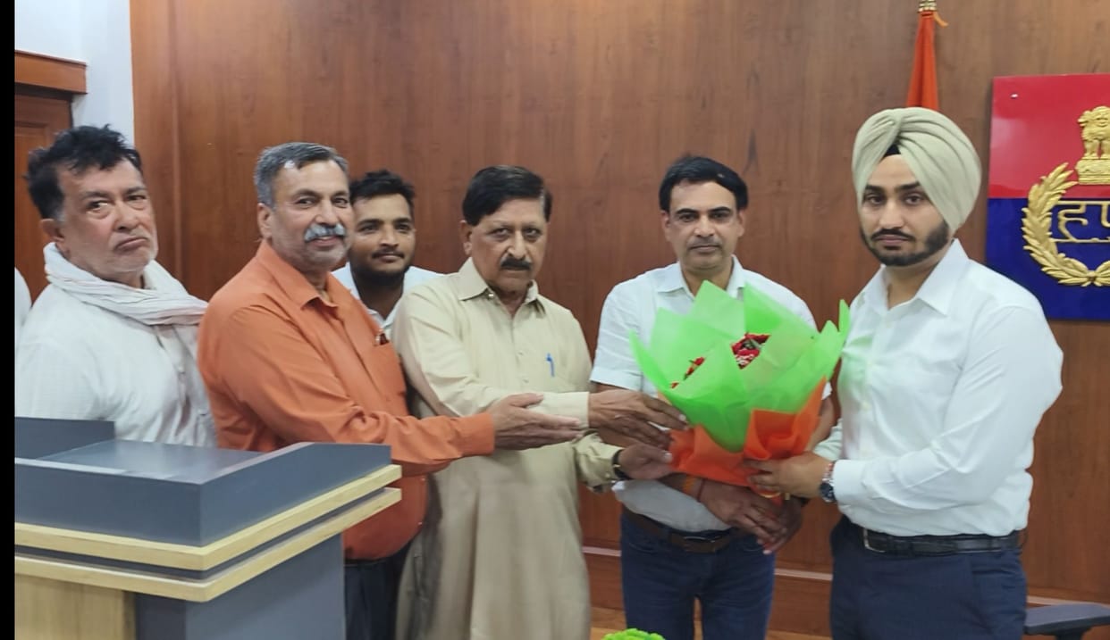 Traders honored SP Manpreet Singh Sudan.