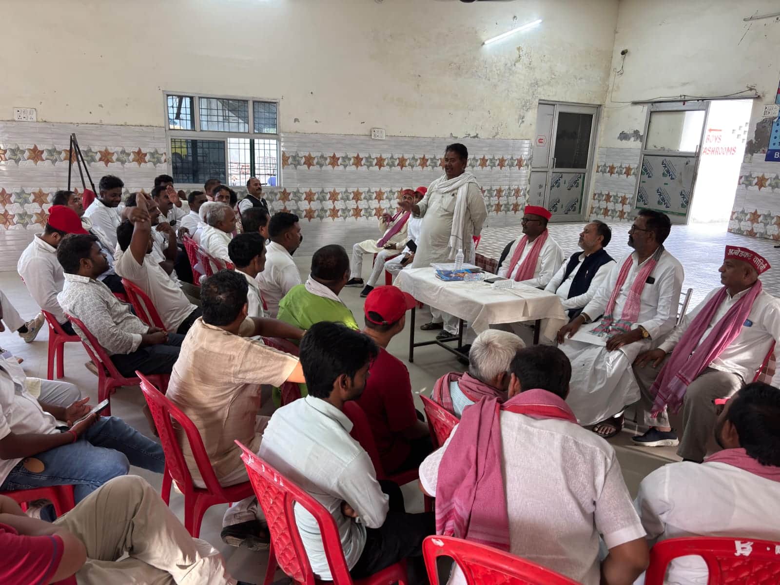 फूलपुर के बीरकाजी गांव में समाजवादी पार्टी की बैठक को संबोधित करते मुख्य अतिथि मानसिंह यादव एमए