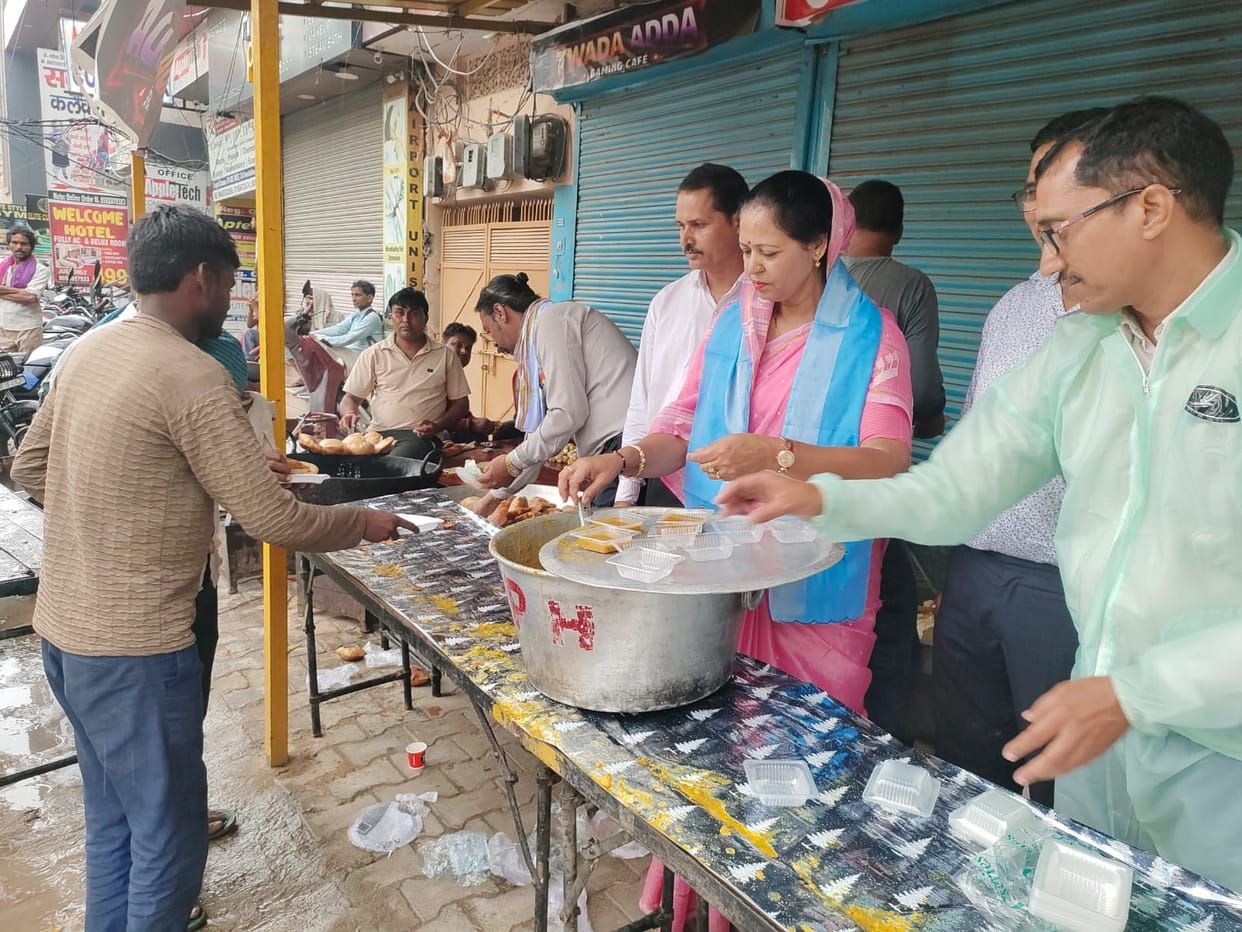 A meal was organized on the birth anniversary of the BhaViP founder.