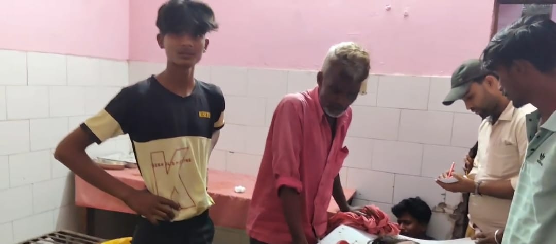 फोटो-03, सीएचसी में छात्रा की मौत पर बिलखते परिजन। संवाद