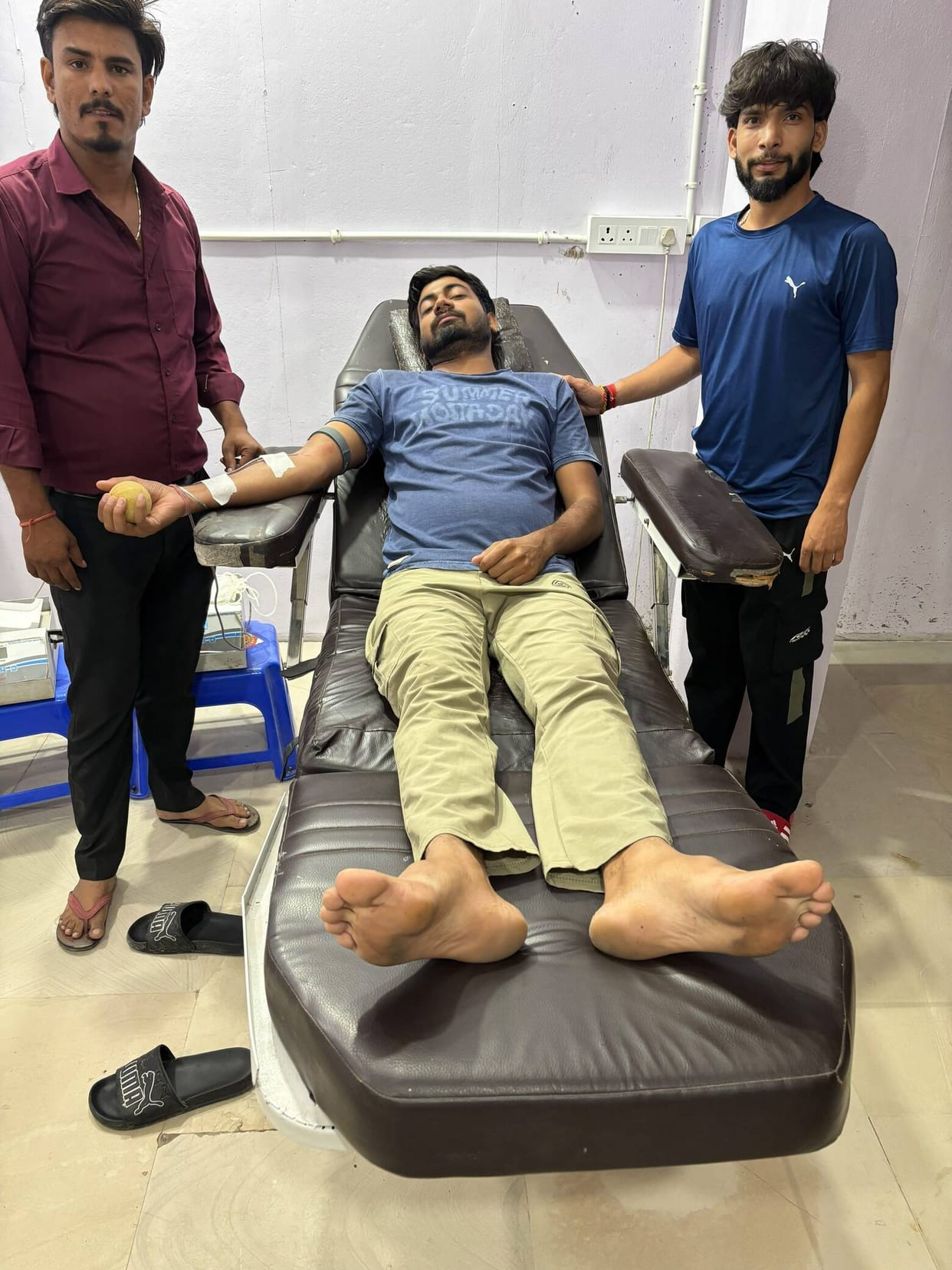Narendra saved a patient's life by donating blood during an emergency.