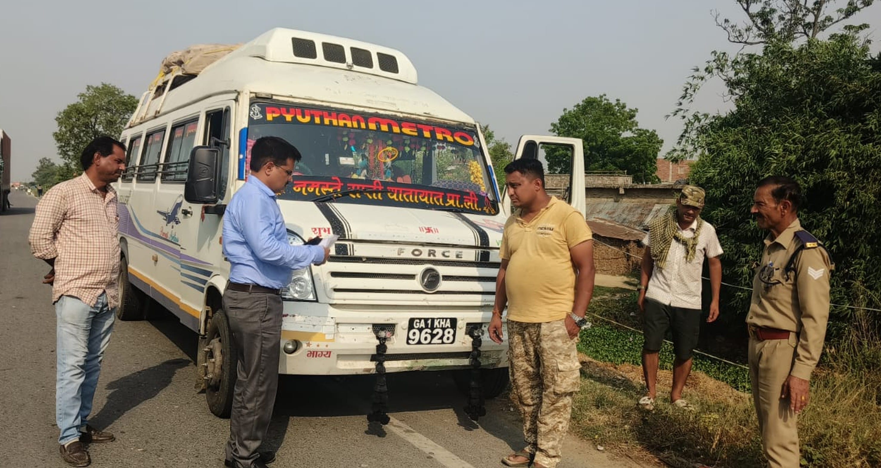 फोटो-12-बलरामपुर के उतरौला रोड पर बसों की जांच करते एआरटीओ ।-स्रोत: विभाग