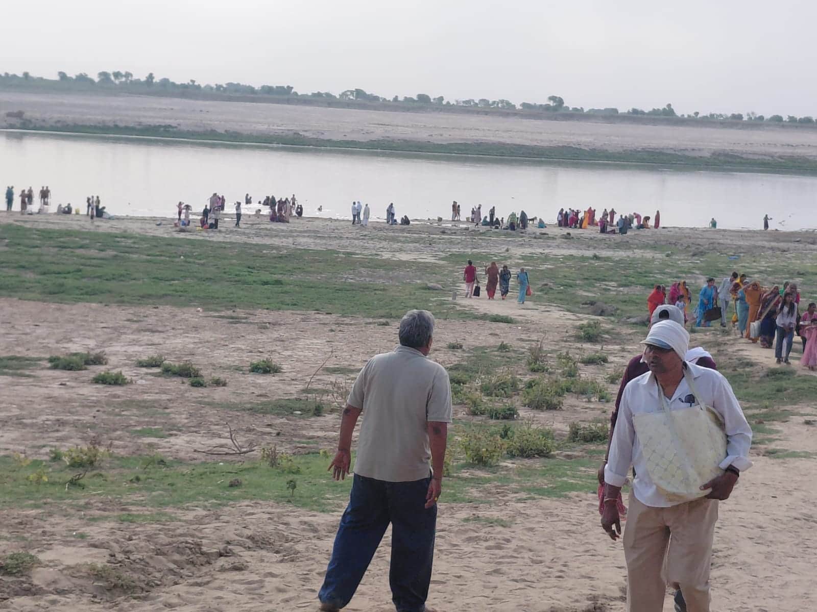 फोटो-12-पंचनद संगम पर स्नान को पहुंचे श्रद्धालु। संवाद