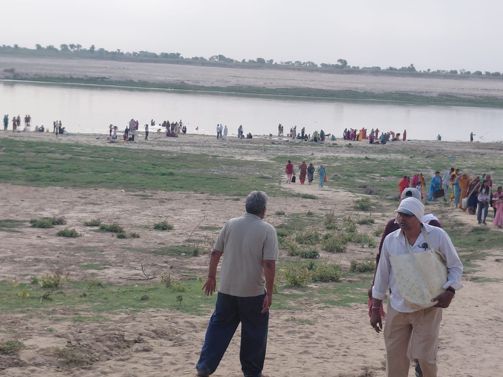 फोटो-12-पंचनद संगम पर स्नान को पहुंचे श्रद्धालु। संवाद