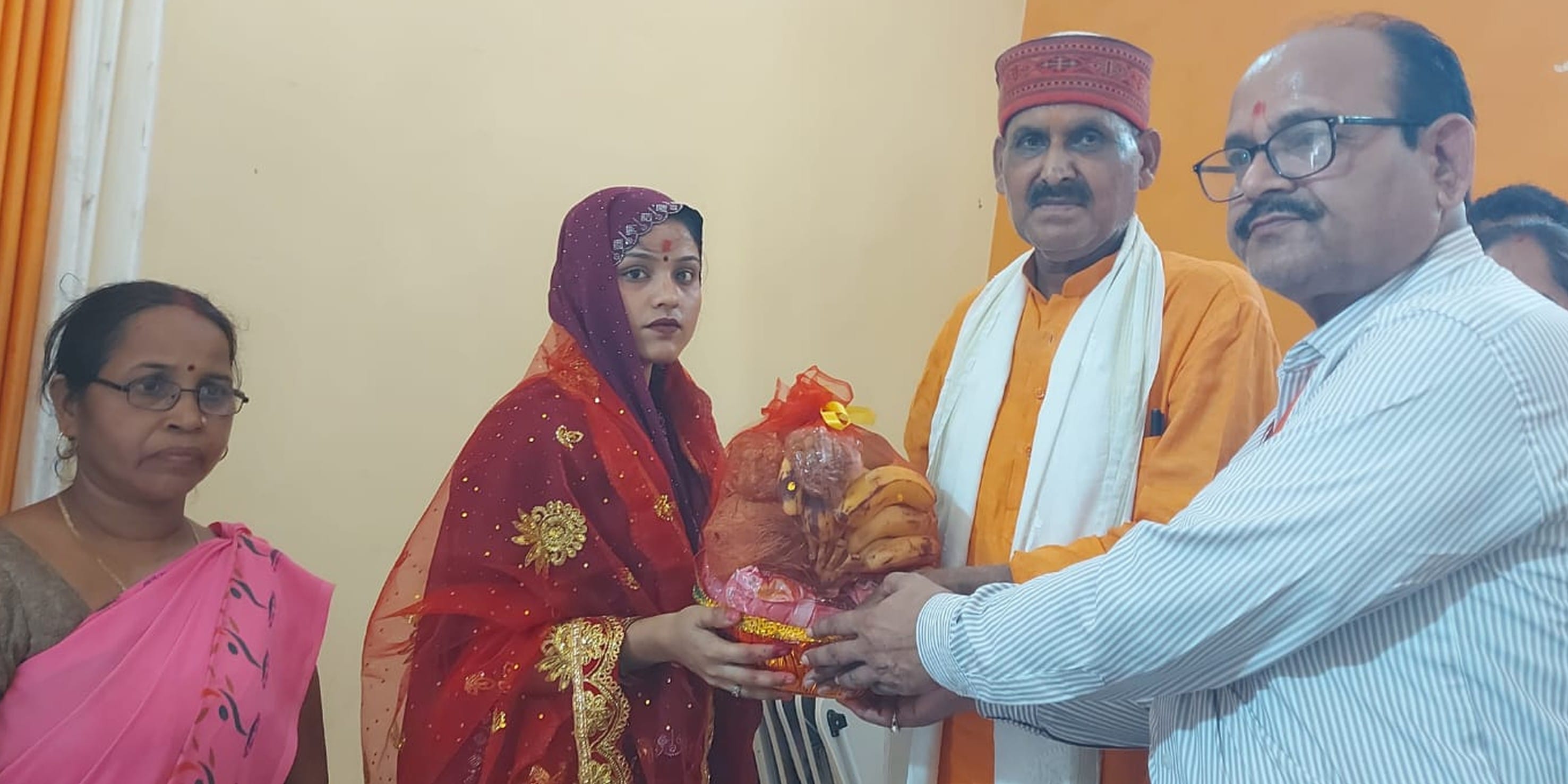 फोटो-13-बलरामपुर  में महिला की गोदभराई करते विधायक कैलाश नाथ शुक्ला।-संवाद