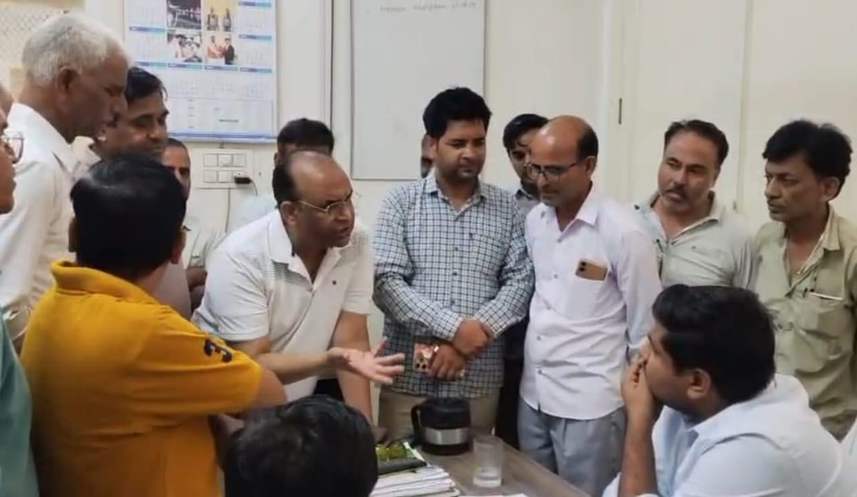 People troubled by the HT line staged a protest at the electricity corporation office.