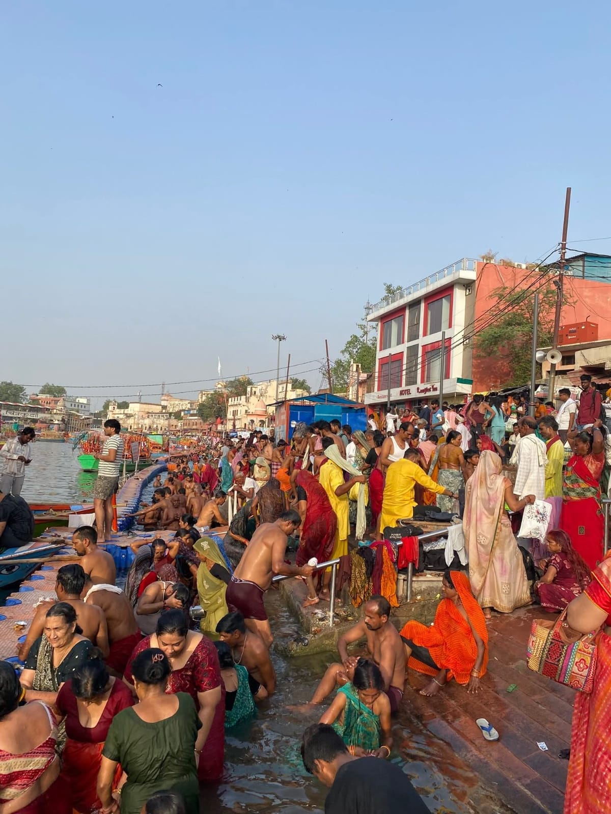 10 lakh devotees took a holy dip in the Mandakini River on Somvati Amavasya.