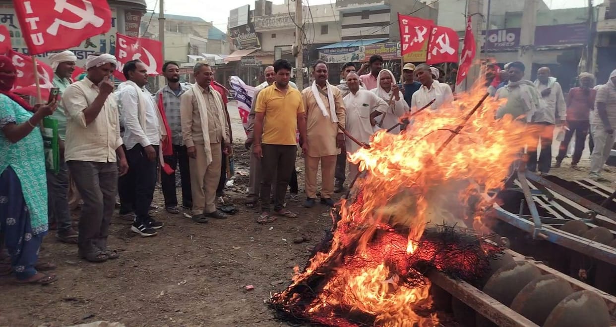 Labor Minister takes out funeral procession of CM's effigy against government policies