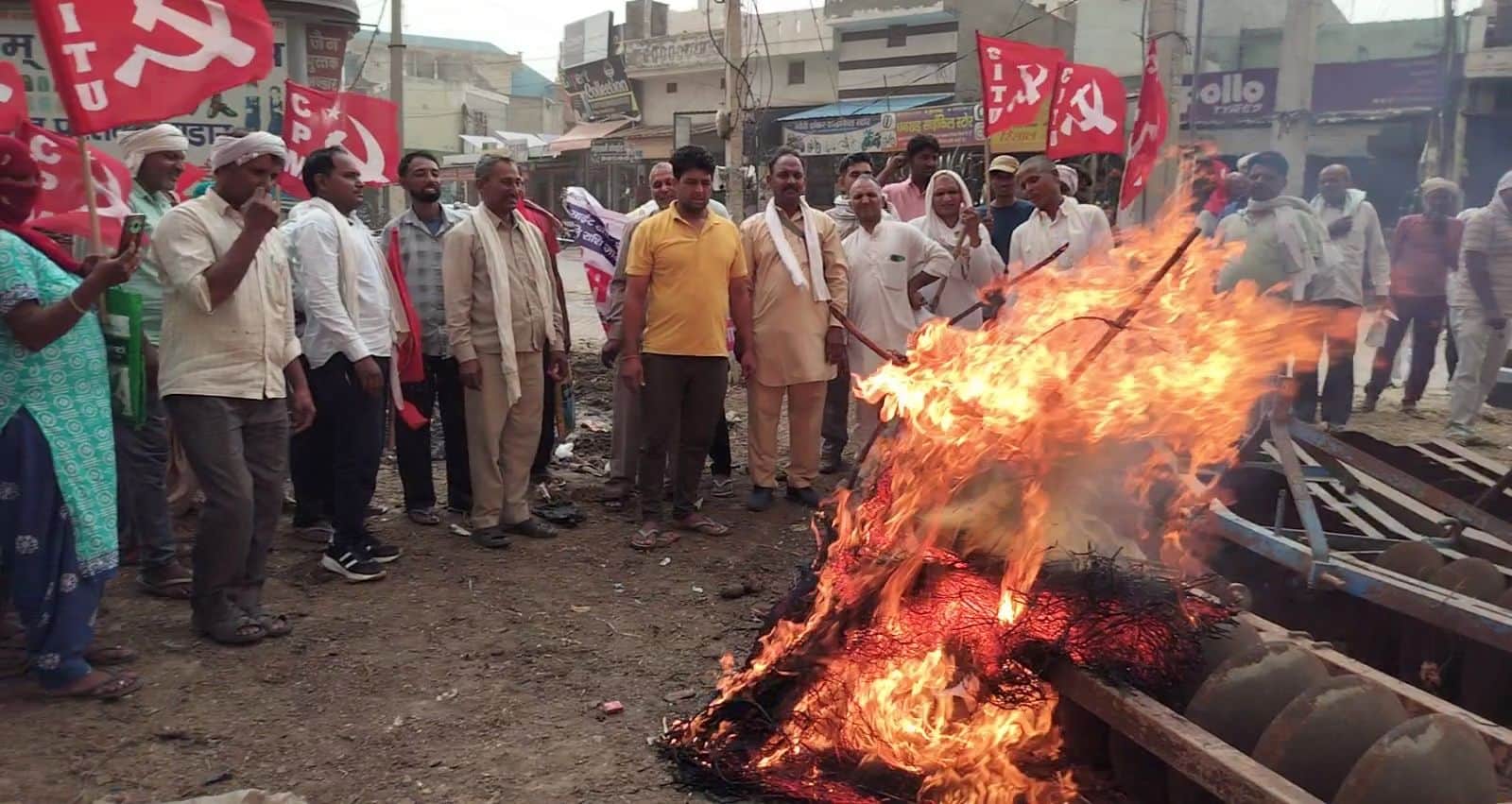 फोटो 15जेएनडी26-सरकार की मजदूर विरोधी नीतियों के विरोध में रोष प्रकट करते निर्माण मजदूर। स्रोत 