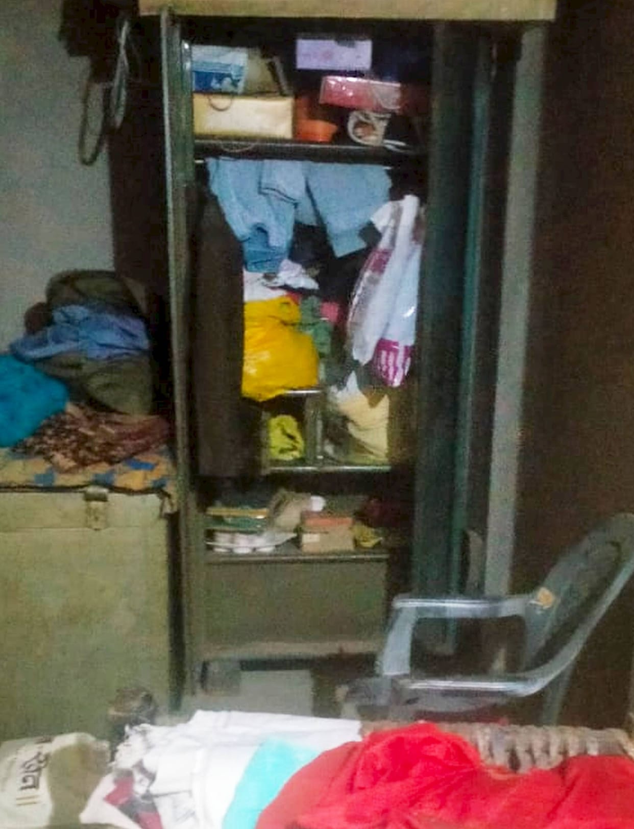 Jewelry worth four lakh rupees stolen after unlocking a farmer's house.