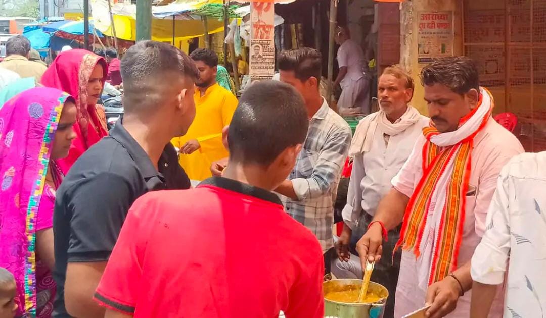 फोटो 22: बिलग्राम नगर में चौराहा पर भंडारा में प्रसाद वितरित करते श्रद्धालु। संवाद