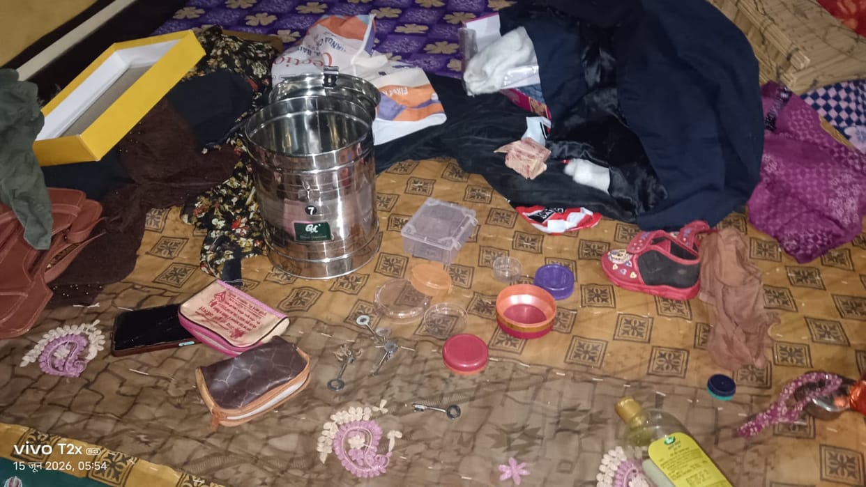 Two houses were burgled in the same night, with jewellery and cash worth lakhs stolen.