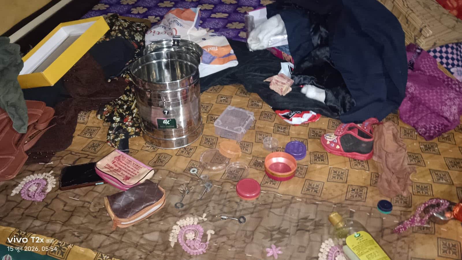 फोटो - 27 चोरों द्वारा फैलाया गया सामान। संवाद