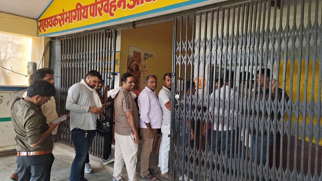 फोटो 5 एआरटीओ कार्यालय में बायोमेट्रिक कक्ष के बाहर लगी आवेदकों की लाइन। संवाद