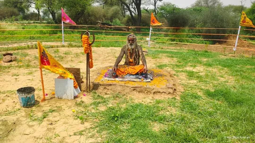 फोटो संख्या:71 गांव स्याणा में धुने पर बैठे बाबा सुंदरपुरी महाराज। संवाद