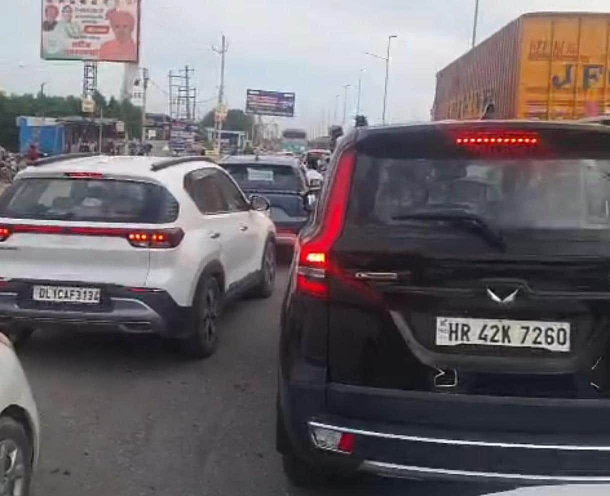 फोटो : सोनीपत के गन्नौर जीटी रोड स्थित फ्लाईओवर पर दुर्घटना के बाद सर्विस रोड पर लगी वाहनों क
