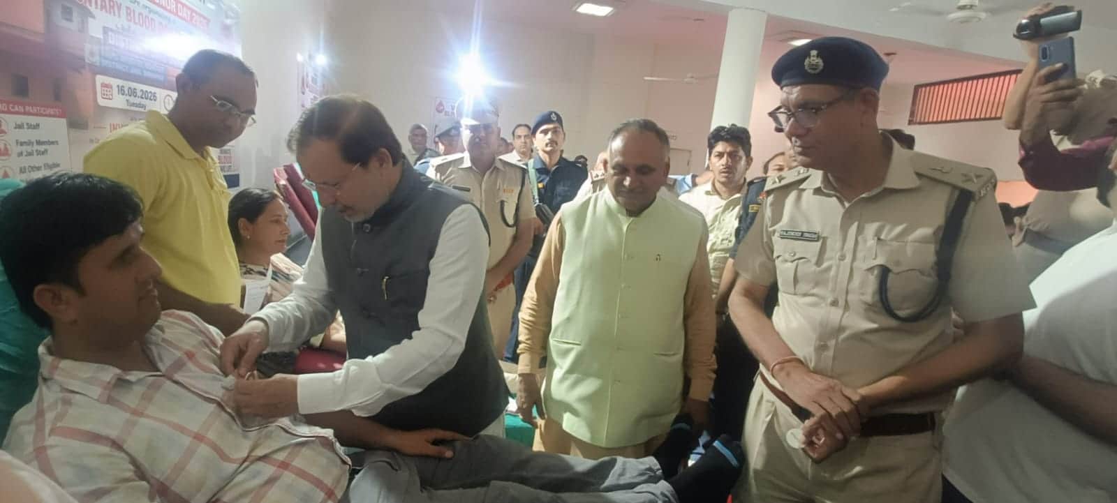 फोटाे : सोनीपत के जिला कारागार में आयोजित शिविर में रक्तदान कर रहे जेल कर्मी को बैज लगाते मंत्र