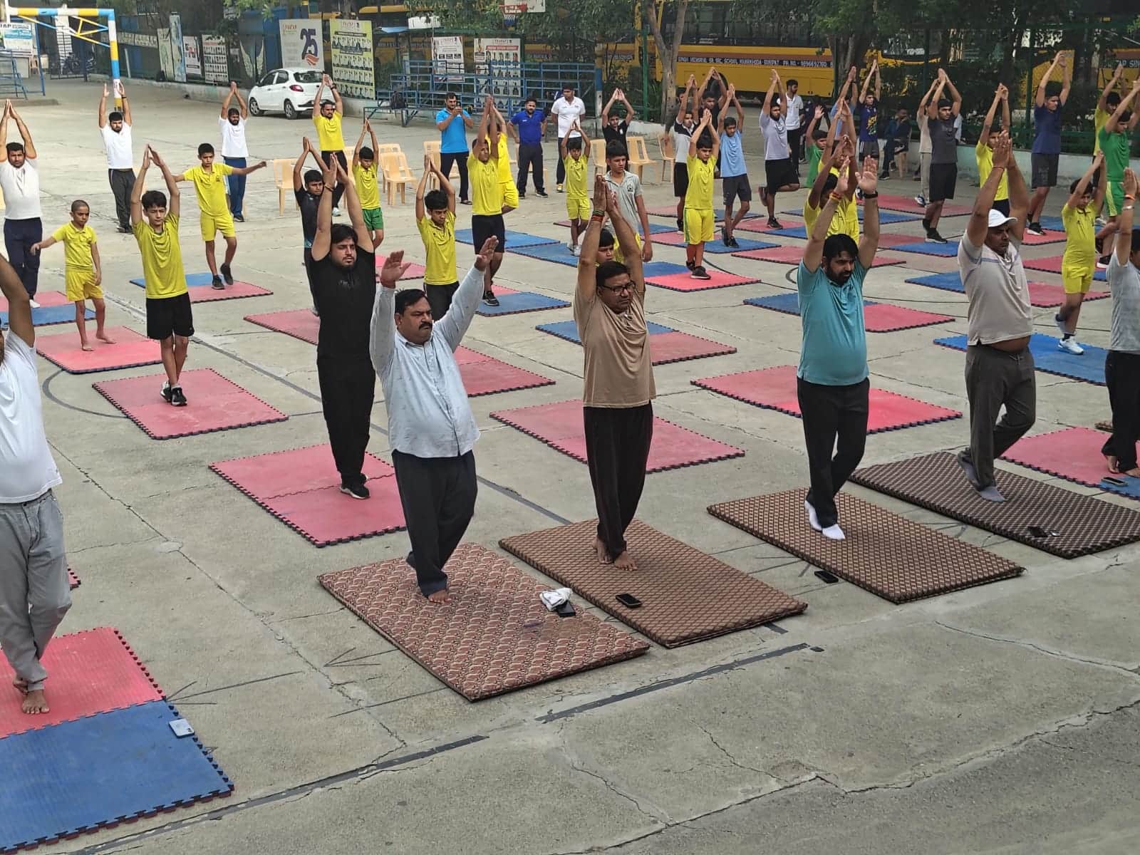 फोटो : सोनीपत के प्रताप स्कूल खरखौदा में योग प्रशिक्षण शिविर के दौरान योगाभ्यास करते विधायक प