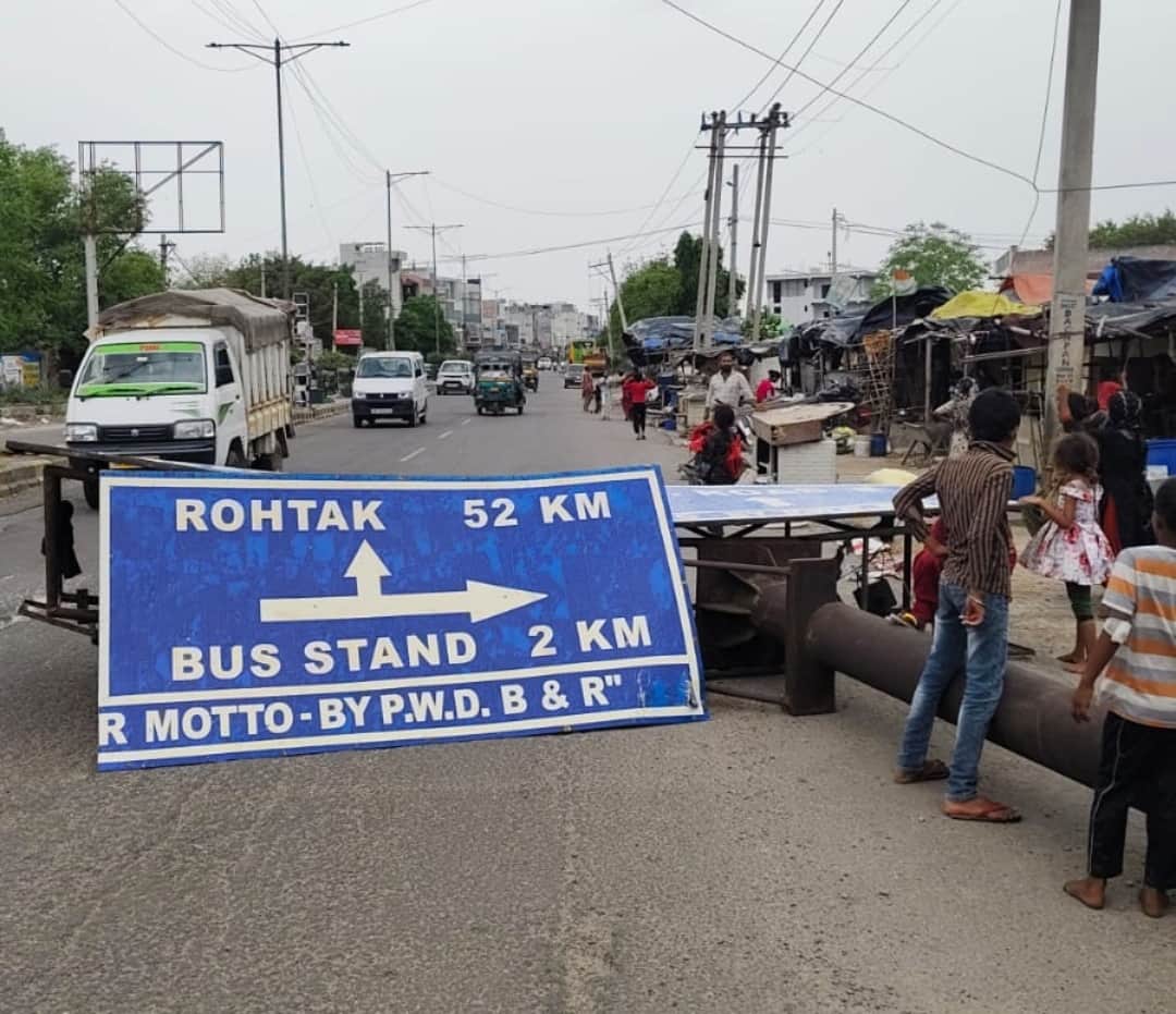 फोटाे : सोनीपत में आईटीआई चौक पर तेज हवा में गिरा दिशासूचक संकेत बोर्ड। स्रोत: पाठक