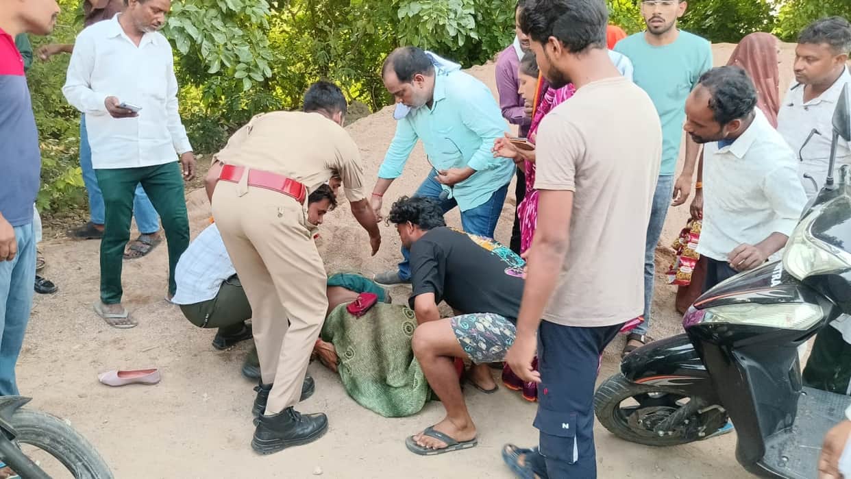 Auto-rickshaw hit by car; woman dies, 9 injured.