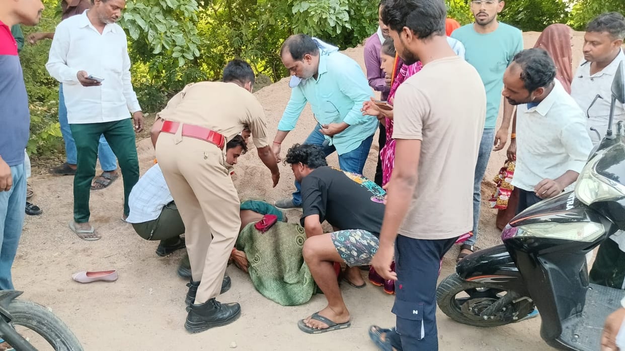 Auto-rickshaw hit by car; woman dies, 9 injured.