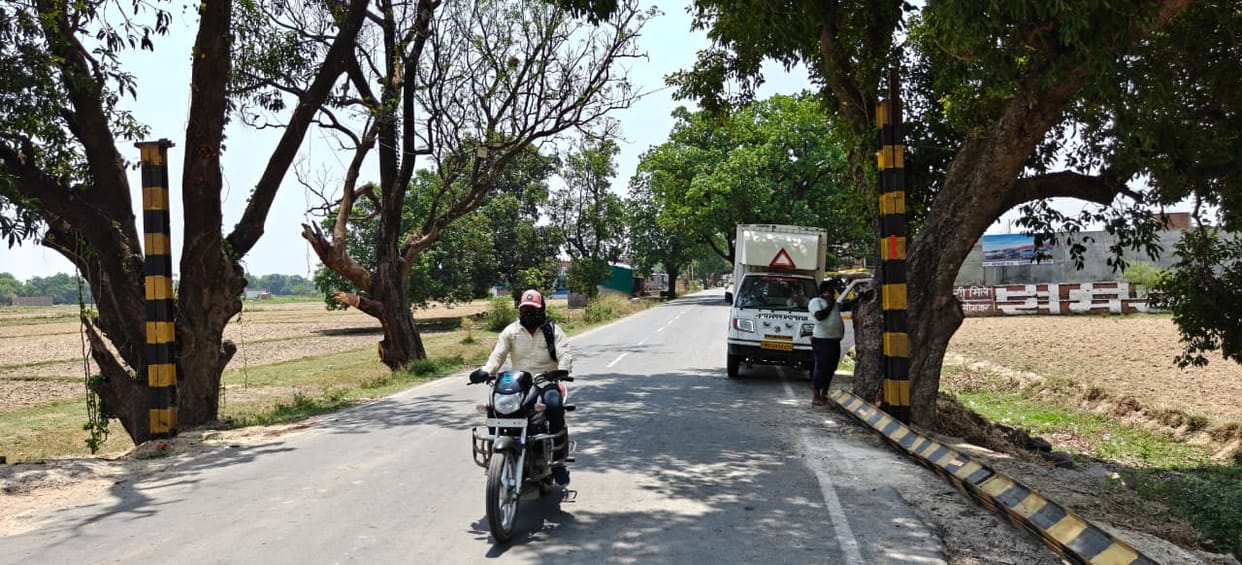 Height gauge dispute in Karchhana; allegations of extortion at the toll plaza