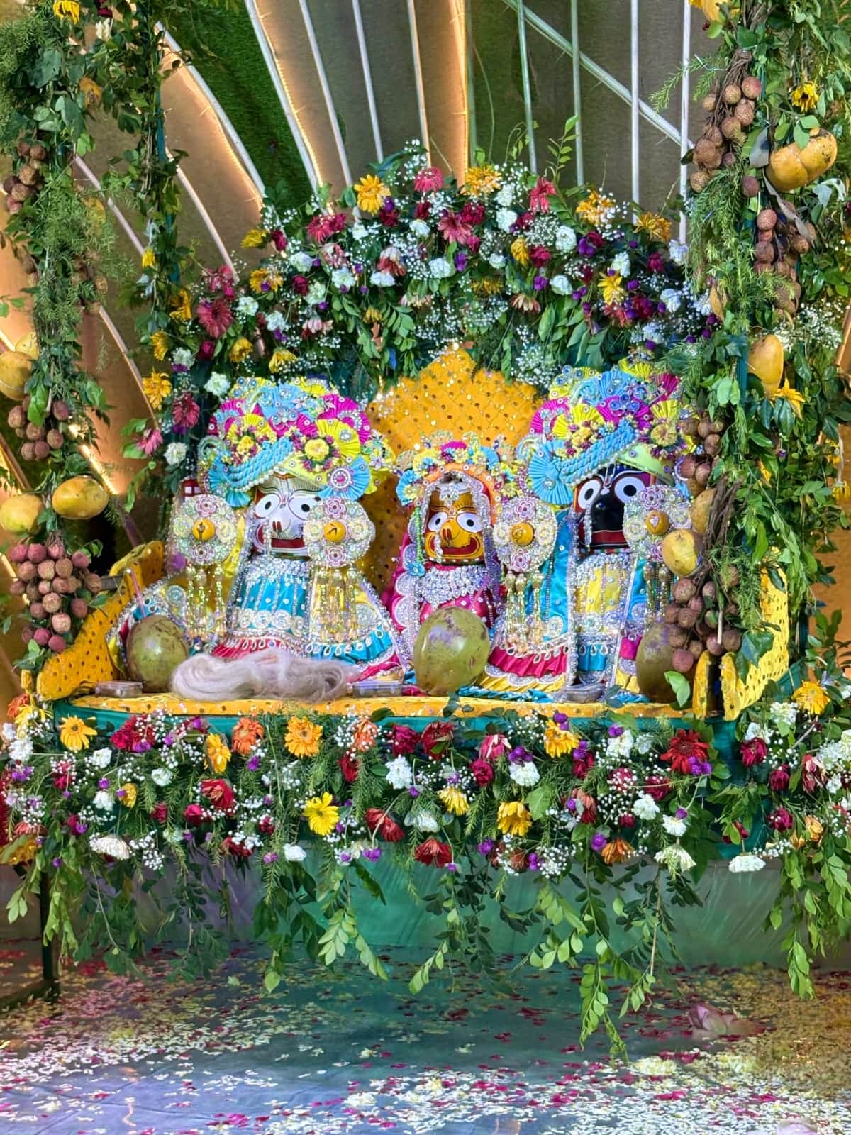 गुलावठी में कार्यक्रम के दौरान सजा भव्य दरबार। संवाद