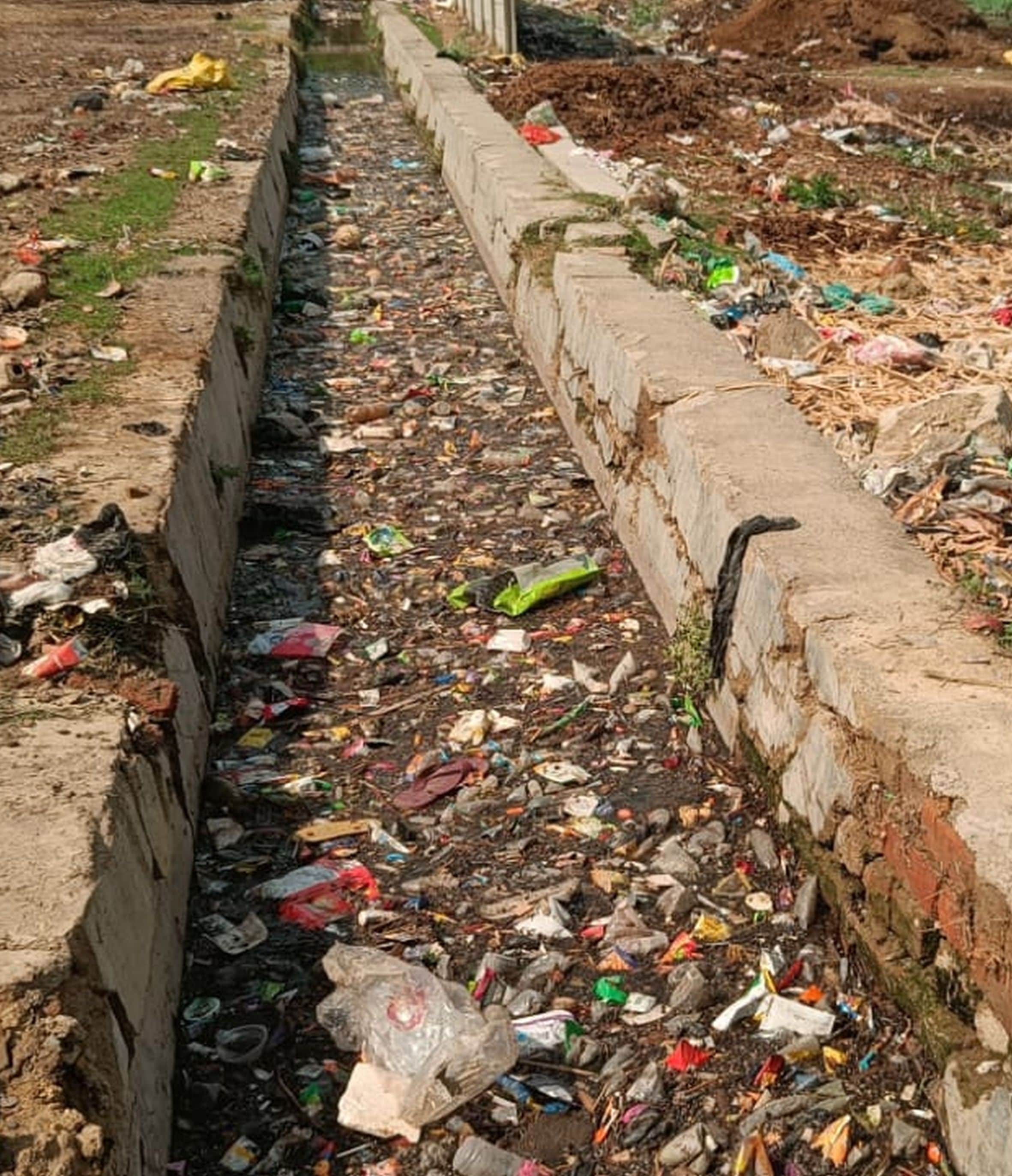 गंदगी से पटा डिग्री कॉलेज चौराहा से नया पुरवा को जाने वाला नाला। 