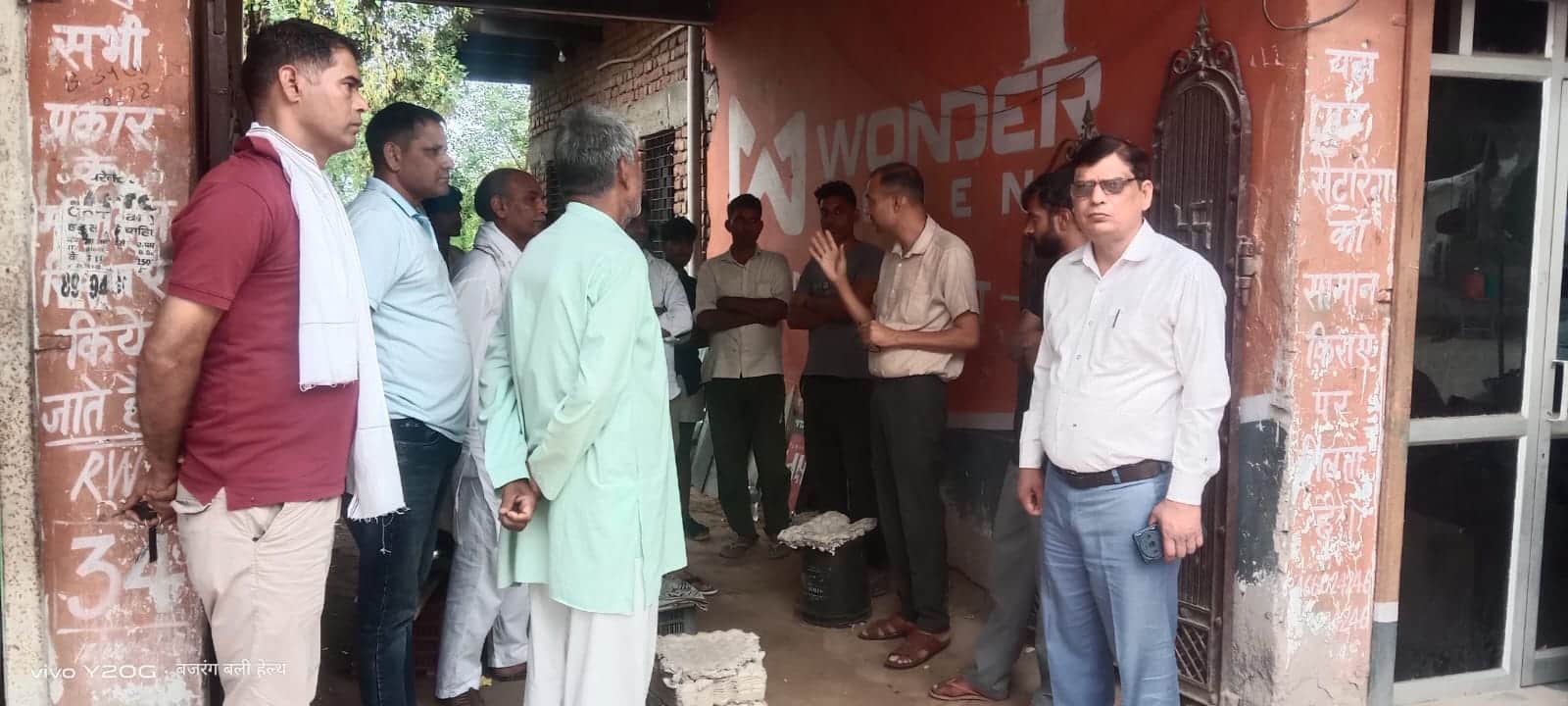 गांव संगवाड़ी में ग्रामीणों को नशे के दुष्परिणामों के बारे में बताती नशा मुक्त टीम। स्रोत: प्रव