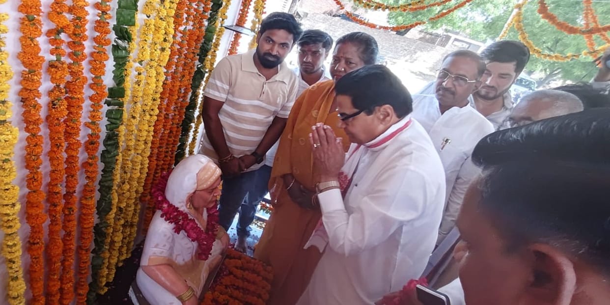 Ram Gopal Yadav cornered the government on law and order and encounter policy