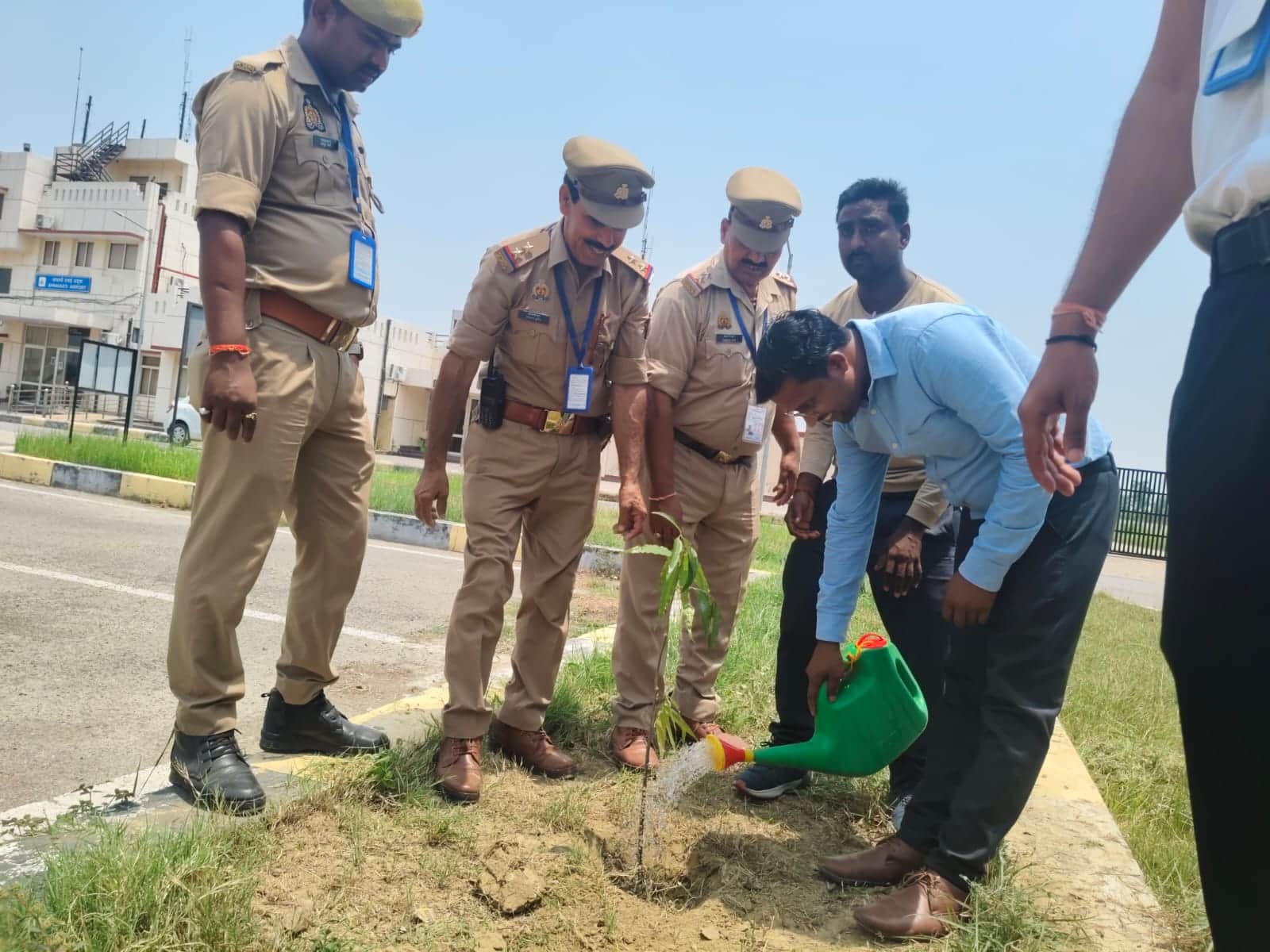 हवाई अड्डा परिसर में पौधरोपण करते कर्मचारी।