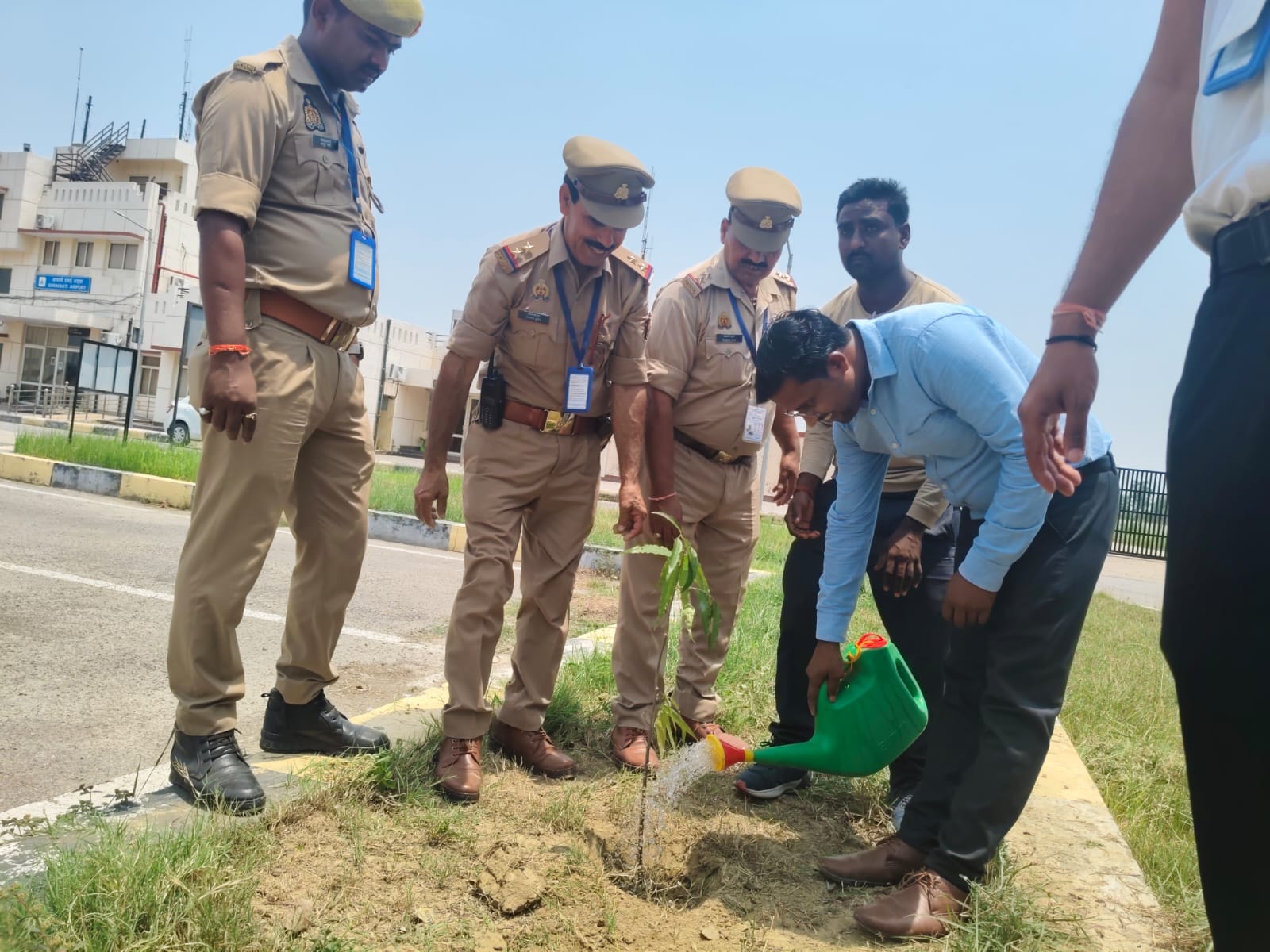 हवाई अड्डा परिसर में पौधरोपण करते कर्मचारी।